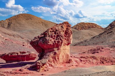 Çöl manzarası. Timna Park'ta kumtaşı kayası, İsrail