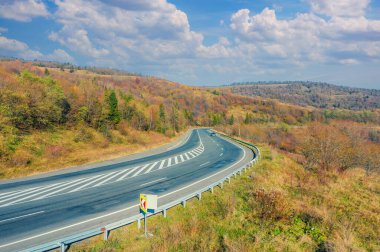Sonbahar dağlarında dolambaçlı bir yol. İHA görüntüsü. Güzel doğal manzara. Karpatlar. Ukrayna