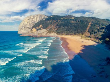 Güneşli bir günde kayalık sahil. Bir plajın havadan görünümü. Playa de Laga, Biscay, İspanya