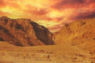 Dağ çölü. Mavi gökyüzüne karşı kumtaşı dağları