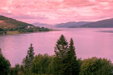 Dramatik günbatımında fiyort. Akşamları kayalık deniz kıyısında. Norveç 'in güzel doğası