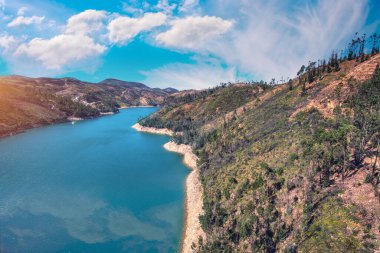 Dağ nehri vadisi. Zezere Nehri. Görüntü Teixeira Antunes Köprüsü 'nden. Portekiz