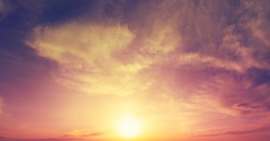 Gün batımında renkli bulutlu bir gökyüzü. Rengi değişmiş. Gökyüzü dokusu, soyut doğa arkaplanı