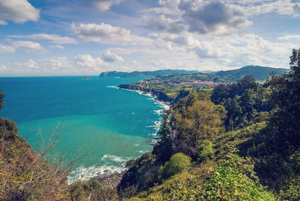 Güzel koy. Punta Erleco 'nun bakış açısı. Bermeo, Bask Ülkesi, Biscay, İspanya, Avrupa