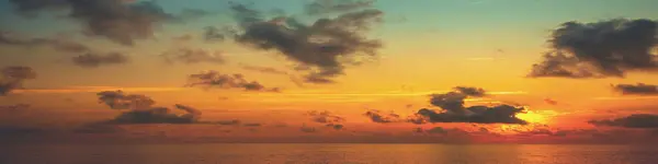 日の出には海の上にカラフルな曇りの空 早朝の海辺の風景 海の上の日の出 美しいカラフルな曇天の海の景色 — ストック写真