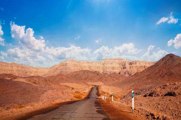 Çölde bir dağ yolunda araba kullanmak. Ön camdan kumtaşı dağlarının görüntüsü. Timna Parkı, İsrail