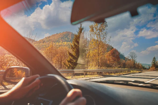 山道で車を運転する 晴れた日には空の道 秋の山岳風景の車からの眺め — ストック写真