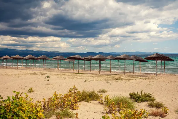Seascape Dramatic Cloudy Sky Sun Umbrellas Straw Umbrellas Deserted Beach — Stock Photo, Image