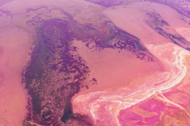 Nehir kıyısının en üst manzarası. Kara dokusu. Soyut doğa arkaplanı