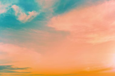 Renkli bulutlu gökyüzü günbatımı. Gradyan Rengi