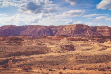 Çöl manzarası. Arkasında dağlar olan vadi manzarası. Timna Parkı, Eilat, İsrail
