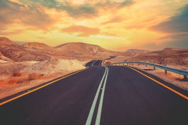 Dağ yolunda araba kullanmak. Çöl manzarası. Arad 'dan Ölü Deniz' e giden yol. Güneşli bir günde, dağ manzarasının arabasından manzara. İsrail