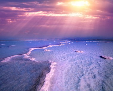Ölü Deniz 'in dokusu. Deniz manzarası, eşsiz deniz. Tuzlu deniz kıyısı. İsrail