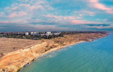 Kil kıyısında deniz ve şehirle kaplı bir deniz manzarası. Chornomorske, Odesa, Ukrayna 'nın hava manzarası
