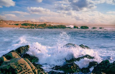 Akşamları Atlantik Okyanusu kayalık plajı. Porto, Portekiz