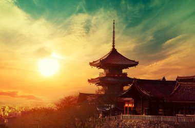 büyülü günbatımı üzerinde kiyomizu-dera Tapınağı, kyoto, Japonya