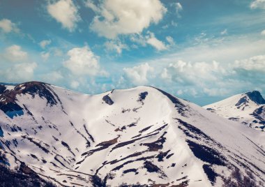 Güneşli bir günde Alpler 'in manzarası. Dağların tepeleri karla kaplı. Triglav Ulusal Parkı. Slovenya, Avrupa