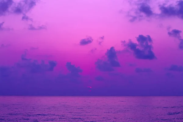 朝早くから海底 紫の日の出は海の上に 自然の風景 — ストック写真