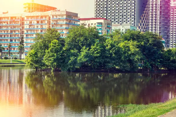 Akşamları şehir parkında göl