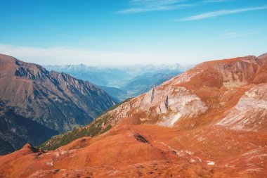 Sonbaharda gün batımında bir dağ gölü manzarası. Kolnbrein depolama tesisi (KInbreinspeicher), Avusturya, Avrupa