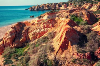 Sonbaharda gün batımında bir dağ gölü manzarası. Kolnbrein depolama tesisi (KInbreinspeicher), Avusturya, Avrupa