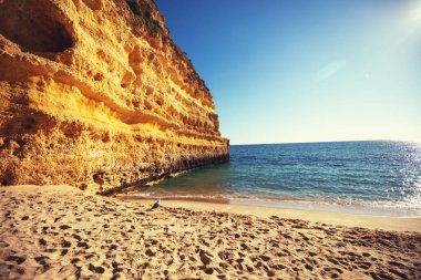Sonbaharda gün batımında bir dağ gölü manzarası. Kolnbrein depolama tesisi (KInbreinspeicher), Avusturya, Avrupa