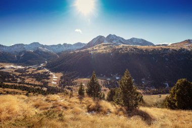 Sonbaharda dağların manzarası. Güneşli bir günde dağların manzarası, Pireneler, Andorra, Avrupa