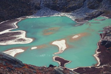 Küçük dağ gölü olan dağ manzarası. Nassfeld Rezervuarı, Grossglockner Yolu, Avusturya, Avrupa