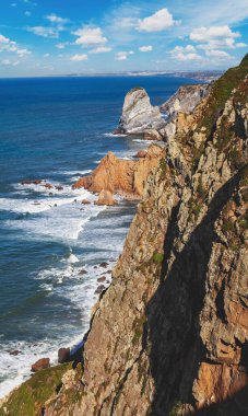 Sonbaharda gün batımında bir dağ gölü manzarası. Kolnbrein depolama tesisi (KInbreinspeicher), Avusturya, Avrupa