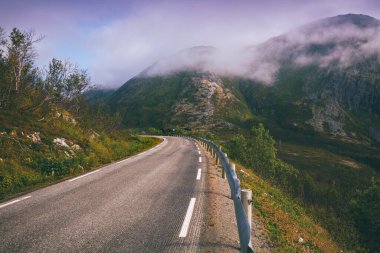 Senja adasındaki bir dağ yolunda araba kullanmak. Ön camdan görüntüyü al. Norveç, Avrupa