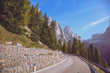 Güneşli bir günde dağ yolu olan dağ manzarası. Dolomitler, Bolzano, İtalya, Avrupa