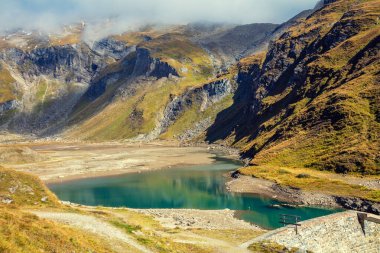 Küçük dağ gölü olan dağ manzarası. Nassfeld Rezervuarı, Grossglockner Yolu, Avusturya, Avrupa