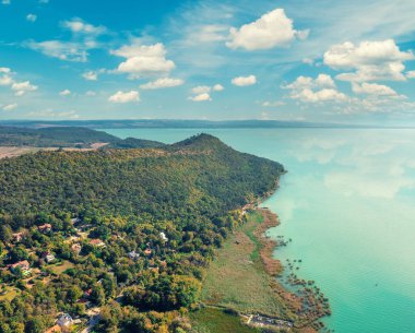 Güneşli bir günde Tihany Yarımadası ve Balaton Gölü 'nün en üst manzarası