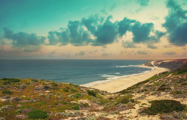 Kaya sahili. Akşamları deniz manzarası Polvoeira plajı, Portekiz