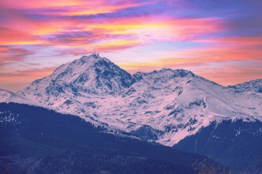 Sonbaharda dağ manzarası. Gün batımında karla kaplı bir sıradağ manzarası, Pireneler, Andorra, Avrupa