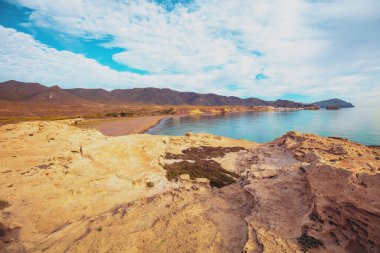 Bulutlu gökyüzüne karşı Duna Fosil de Los Escullos. Rocky manzarası. Doğa arkaplanı