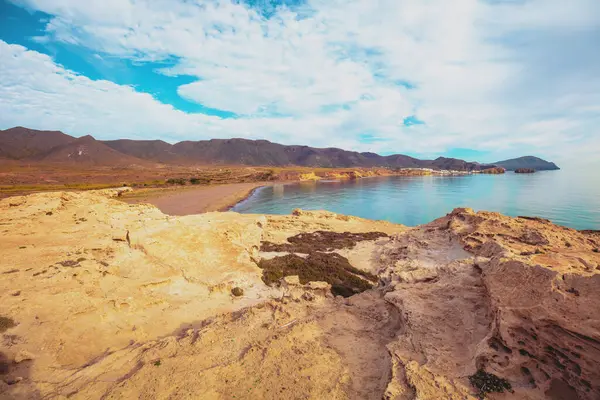 Bulutlu gökyüzüne karşı Duna Fosil de Los Escullos. Rocky manzarası. Doğa arkaplanı