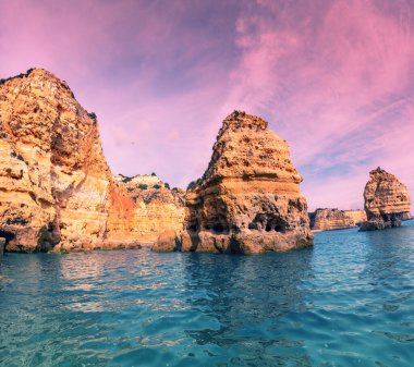 Kıyı kayalık deniz manzarası. Praia da Marinha plajı yakınlarındaki Rocky sahili ve Atlantik Okyanusu 'ndaki Algarve bölgesinde Benagil, Portekiz, Avrupa