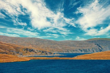 Fiyort manzarası ve güzel gökyüzü. Norveç 'in güzel doğası. Kuzey Kutbu Körfezi. Mageroya adası. Nordkapp.