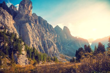 Dağ manzarası. Gökyüzüne karşı kayalar. Güney Tyrol, Gardena Geçidi, İtalya ve Avrupa 'daki dolomitler