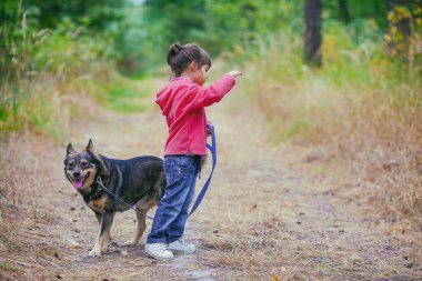 Ormanda köpek gezdiren küçük bir kız