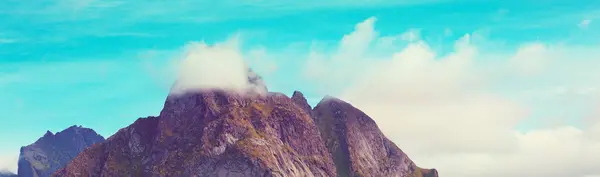 Pico Montaña Contra Cielo Lofoten Noruega Color Degradado Banner Horizontal Imagen De Stock