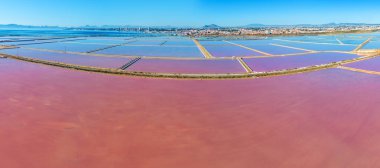 İspanya 'nın başkenti San Pedro del Pinatar' da Pembe Göl 'ün yukarısından panoramik manzara. San Pedro Tuz Düzlükleri. Gökyüzü görünümü Yatay Sancak