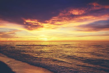 Akşamları deniz manzarası. Denizin üzerinde gün batımı. Dramatik bir gökyüzü. Doğal manzara.