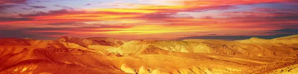 Bergige Wüste Mit Buntem Bewölkten Himmel Die Jüdische Wüste Israel Stockbild