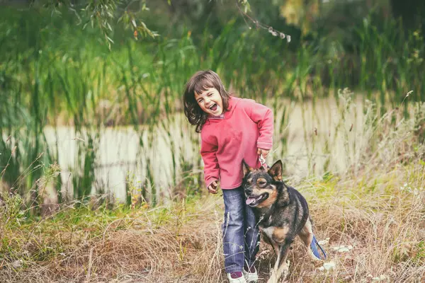 Glücklich Lachendes Mädchen Und Hund Sind Beste Freunde Kind Spielt Stockbild