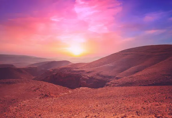 Dağ çölü üzerinde akşam bulutlu gökyüzü. Gün batımında İsrail 'de Negev Çölü