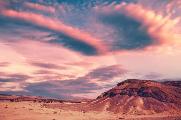 Abends Bewölkter Himmel Über Der Bergwüste Negev Wüste Israel Bei lizenzfreie Stockfotos