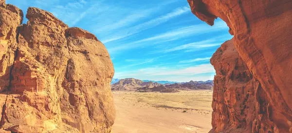 夕方から砂漠の風景 カラフルな山と谷 砂漠の砂岩に ティムナパーク イスラエル ロイヤリティフリーのストック画像