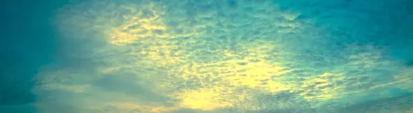 Dramatisk Molnig Himmel Vid Solnedgången Strålande Färg Himlens Struktur Horisontell Stockbild